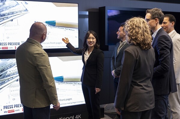 ▲ 독일 프랑크푸르트 ‘2025 유럽 테크세미나’에서 참석자들이 2025년형 OLED 신제품을 살펴보고 있다.