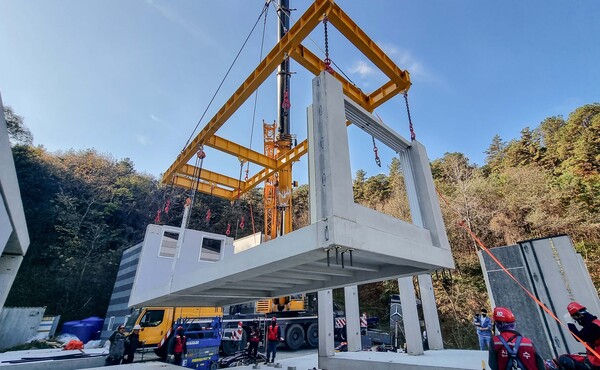 용인 기술연구원 내에 시공된 PC 라멘조 모듈러 목업 시공 모습 