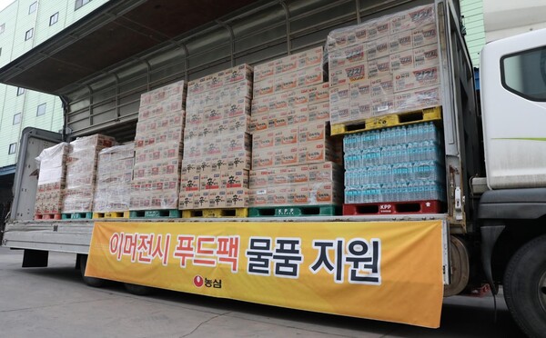 농심이 경상권 산불 피해지역에 라면과 백산수로 구성된 구호물품 '이머전시 푸드팩'을 지원한다.