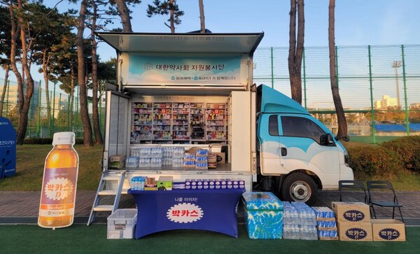 산불 피해 지역에 의약품과 박카스를 전달하는 봉사약국 트럭의 모습