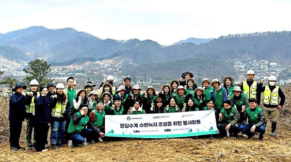 ▲ 봉사 참여자들이 활동을 마치고 기념사진을 촬영 중이다.