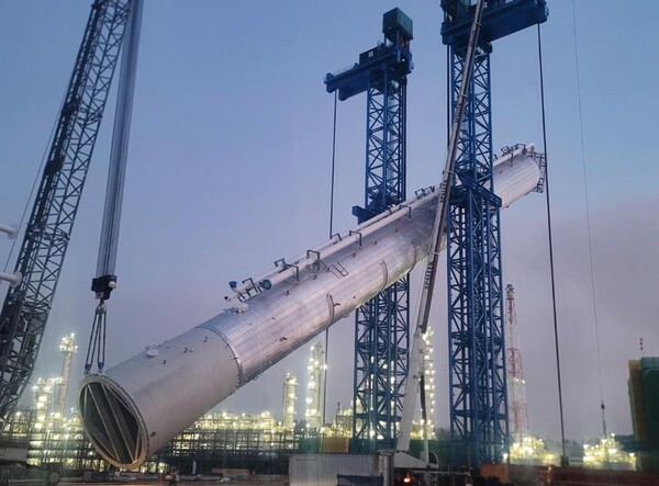 ▲TLS(Tower Lifting System)을 활용해 분리타워를 수직으로 세우고 있는 모습.