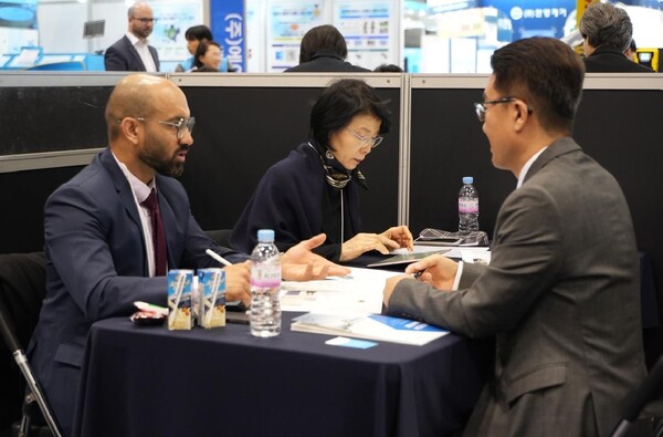 ▲기업-바이어간 수출상담 모습