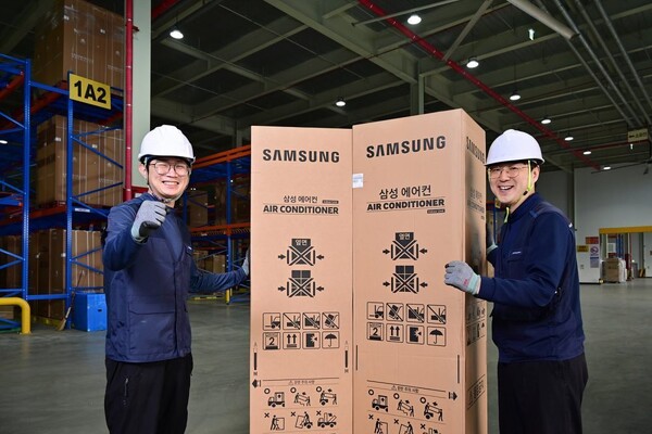 ▲ 삼성전자 에어컨 설치 전담팀이 에어컨 설치 서비스를 제공하는 모습