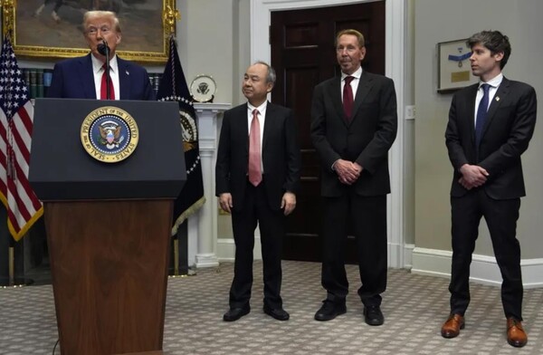 도널드 트럼프 대통령의 2기 취임식이 열렸던 2025년 1월 21일, ‘스타게이트’ 프로젝트가 발표되었다. 3사는 공동으로 1,000억 달러를 출자하며 2029년까지 최대 5,000억 달러를 투입하여 역사상 최대 규모의 인공지능 인프라산업을 구축한다는 내용이다.(사진=나무위키) 