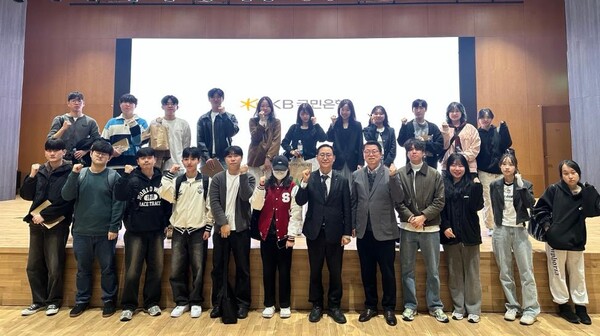 ▲세종대학교(총장 엄종화) 김대종 교수가 4월 1일 실용금융학, 정치경제학 수강생을 대상으로 한국거래소, KB국민은행, 금융감독원, 한국경제인연합회(전경련) 등 국내 주요 금융기관을 방문하는 현장 견학 프로그램을 실시했다.