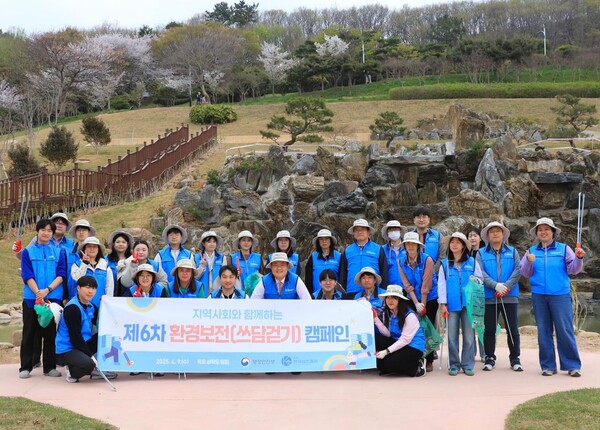 섬진흥원은 전날('25. 4. 9.) 오후 4시부터 6시까지 목포 삼학도 생태공원 일원에서 환경보전 캠페인('섬 쓰담걷기')를 전개했다.
