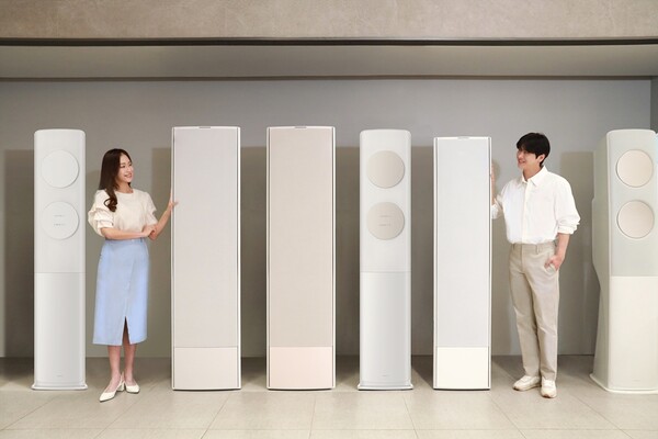 ▲ 삼성전자 모델이 2025년형 가정용 AI 에어컨 라인업을 소개하고 있다.