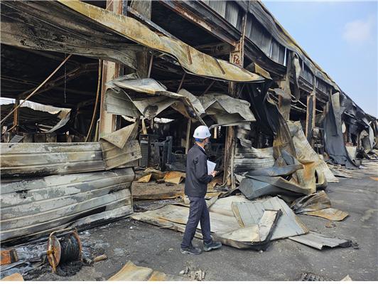 사진: 한국환경공단(이사장 임상준)은 산불피해 현장에 인력을 투입해 남후농공단지 피해 현장조사를 하고 있다.