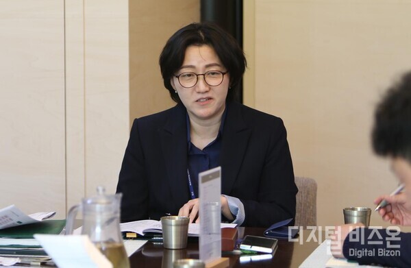 ▲김문정 홍보비서실장이 브리핑하는 모습.