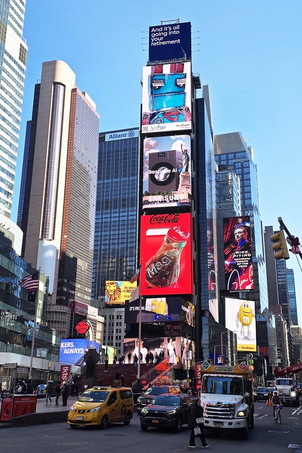 ▲ 삼성전자가 미국 뉴욕 타임스 스퀘어에서 진행하는 ‘비스포크 AI’ 옥외광고 모습