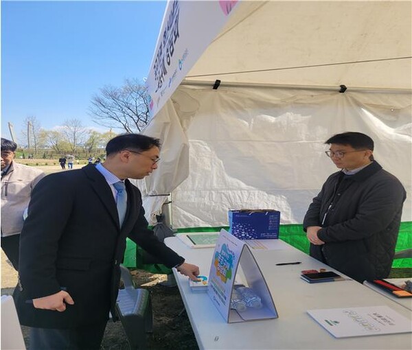 한국환경공단 차광명 경영기획이사(왼쪽)는 15일 오후 인천 서구에서 열린 “인천 사회적경제 활성화 페스티벌” 공공구매 상담회에 방문하여 직원들을 격려하고 있다.