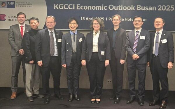 (왼쪽부터) 휠릭스 칼코스키 주한독일상공회의소 부사장, 최봉기 삼성SDS 첼로스퀘어 사업팀 상무, 게오르크 슈미트 주한독일대사, 정진성 주한독일명예영사, 마리 안토니아 폰 쉔부르크 주한독일상공회의소 대표, 카타리나 비클렌코 독일무역투자진흥처 한국대표, 찰리 레이 코메르츠방크 수석 이코노미스트, 김명성 부산 독일기업협의회장이 ‘2025년 경제 전망 (2025 KGCCI Economic Outlook)’에서 기념촬영을 하고 있다. (사진=주한독일상공회의소 제공)