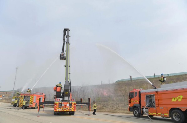 ▲16일 재난대응 합동 소방훈련에서 수도권매립지관리공사 자위대가 화재 상황에 초기진화를 하는 모습