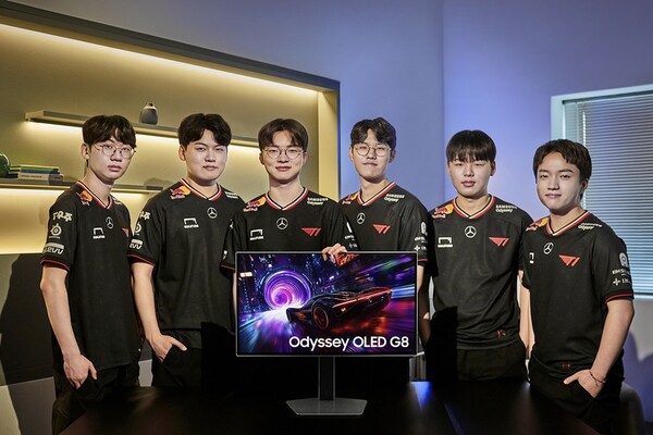 ▲ T1 선수단이 ‘오디세이 OLED G8’을 소개하고 있다.(왼쪽부터 도란, 구마유시, 페이커, 오너, 스매시, 케리아)