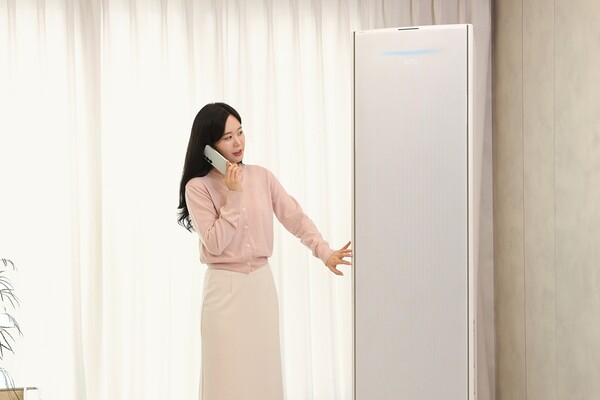 ▲ 삼성 ‘AI 구독클럽’ 가입 고객이 ‘AI 사전 케어 알림’ 서비스를 받고 제품을 살펴보고 있다.