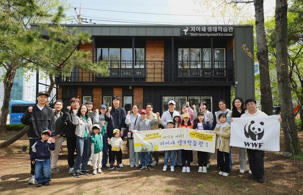 ▲지구의 날을 맞아, 카카오게임즈가 임직원 및 임직원 가족과 함께하는 친환경 봉사 프로그램 ‘저어새 보전 여행’ 을 진행했다.