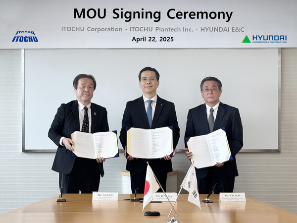 ▲일본 도쿄에 위치한 이토추상사 본사에서 현대건설 이한우 대표(가운데)와 이토추상사 츠바이 히로유키 부사장(오른쪽), 이토추 플랜테크 아사다 야스히코 사장(왼쪽)이 업무협약을 체결한 후 기념사진을 촬영하고 있다.