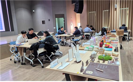 한국환경산업기술원은 동반성장 문화를 확산하고 사회적경제기업의 판로 확대를 지원하기 위해 지난해 10월 서울 은평구 한국환경산업기술원 대강당에서 ‘가치소비-공공구매 이음의 날’ 구매상담회를 진행했다.