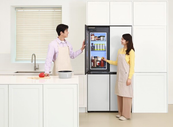 ▲삼성전자가 ‘푸드 쇼케이스’ 도어를 적용한 ‘비스포크 AI 하이브리드 키친핏 맥스’ 냉장고를 선보였다.