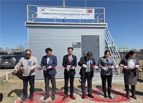 한국환경공단(차광명 경영기획이사, 왼쪽에서 세 번째)은 24일 몽골 헨티에서 몽골 ICT기반 통합대기관리시스템 구축사업 준공 기념식을 개최했다.