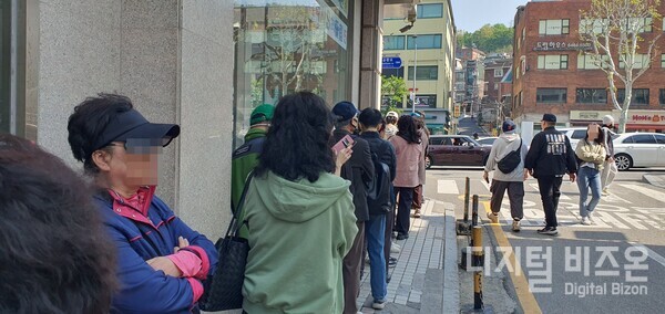 SK텔레콤 매장앞에서 유심칩 무료 교체로 아침 일찍부터 줄서고 있는모습. 