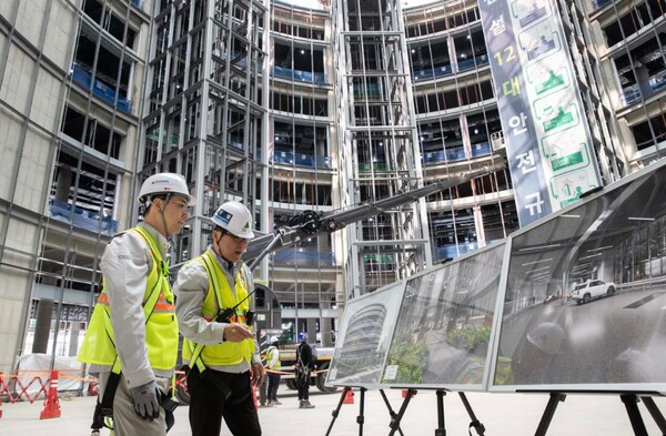 ▲현대건설 이한우 대표이사가 현대 하이테크센터 현장에서 '추락사고 예방 릴레이 캠페인' 활동의 일환으로 현장 안전 점검을 하고 있다.