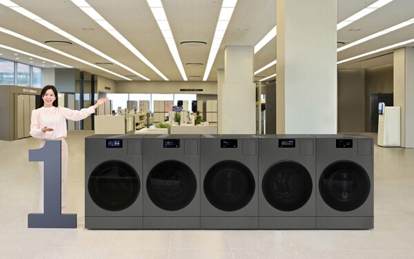 ▲ 삼성전자 모델이 누적 판매량 10만 대를 돌파한 ‘삼성전자 AI 콤보’ 세탁건조기를 소개하고 있다.