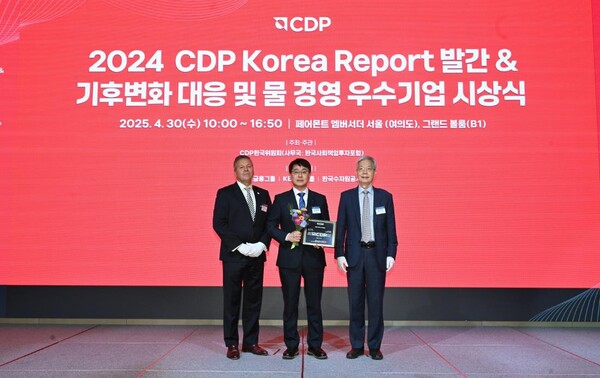 2025년 4월 30일 서울 여의도 페어몬트 엠버서더 서울에서 진행된 ‘2024 CDP 코리아 어워드’ 시상식에서 현대건설 안전수행지원실 김제영 실장(가운데)이 CDP 한국위원회 주요 관계자들과 기념사진을 촬영하고 있다.