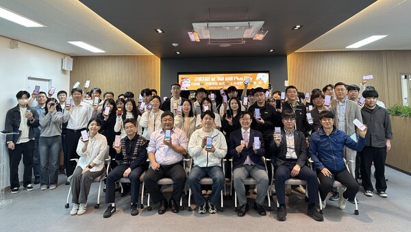 ▲제주에너지공사 임직원이 먹깨비 앱과 함께 기념촬영을 하고 있는 모습