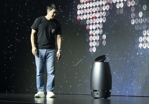 ▲최성환 SK네트웍스 사업총괄 사장 겸 나무엑스 EA(경영자문)가 지난달 23일 웰니스 로봇을 시연하는 모습