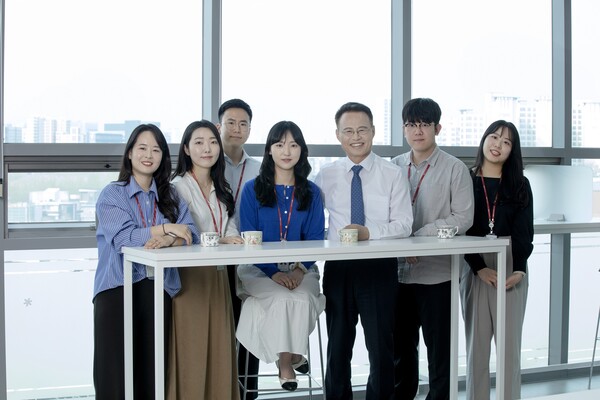 ▲ 신진수 원장(가운데)이 본사 카페테리아에서 2030 직원들의 진솔한 의견을 듣는 시간을 보내고 있다. 