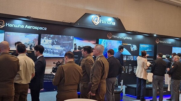 지난 4월 28일(현지시각) 칠레 산티아고에서 KOTRA와 주칠레 대한민국 대사관 주관으로 개최된 'Korea Defense Day 2025'에 행사에 마련된 한화 방산 3사 부스 전경.