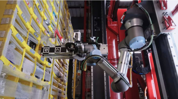 (사진=아마존/펜실베이니아) '촉각을 갖춘' 아마존의 신형 로봇 벌컨이 작업을 하고 있다.