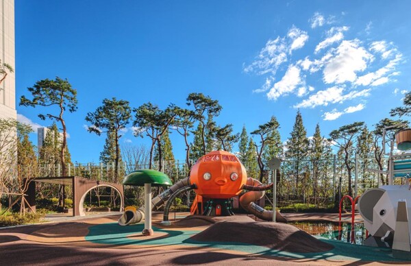 ▲현대건설이 ‘가시광촉매 차열 고무칩 포장기술’ 적용된 올림픽파크포레온 놀이터 전경.