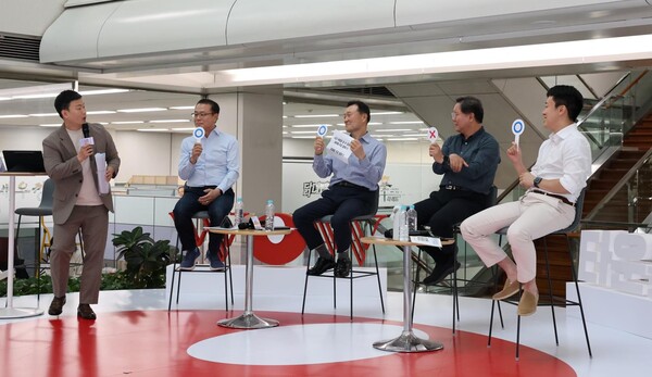 ▲농심이 지난 16일 본사에서 타운홀 미팅을 실시했다. (사진= 오른쪽부터 농심 신상열 전무, 황청용 부사장, 이병학 대표이사, 조용철 부사장)