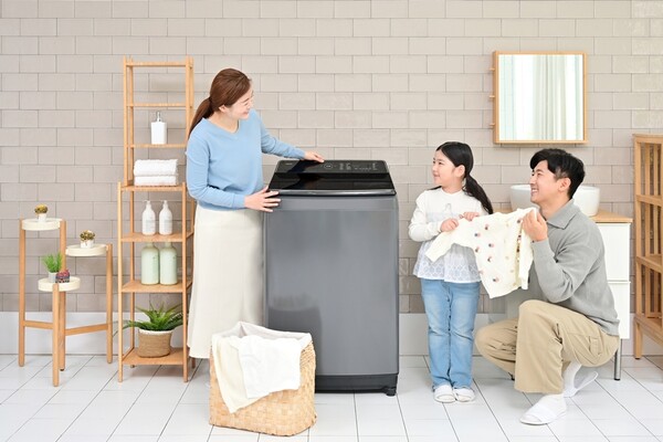 ▲ 삼성전자가 전자동 세탁기에 AI 기능을 탑재한 2025년형 ‘AI 통버블 세탁기’ 신제품을 출시했다.