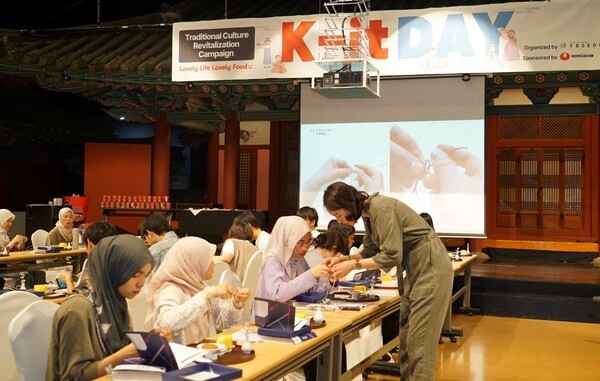 ▲농심이 최근 국가무형유산 체험 프로그램 '케잇데이'를 말레이시아 국비유학생 대상으로 실시했다.