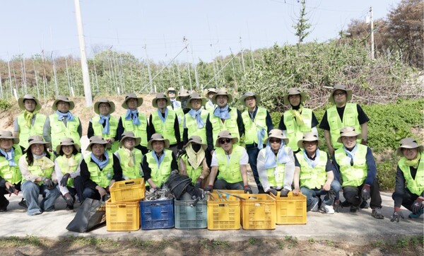 ▲5월 19일 한국환경공단 핵심 간부들은 이번 산불로 인한 피해 복구를 위해 영덕군을 방문해 봉사활동을 펼쳤다.
