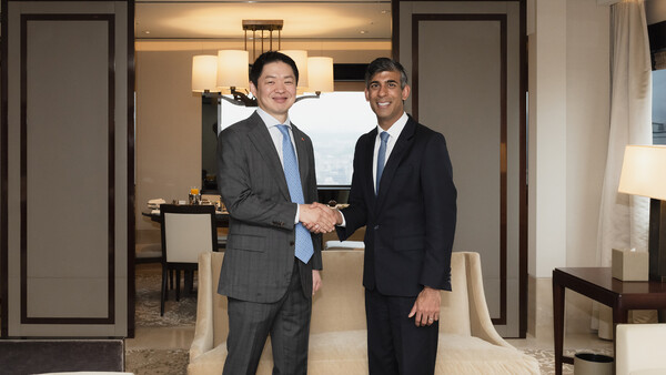 ▲20일 최성환 SK네트웍스 사업총괄 사장과 리시 수낙 영국 전 총리가 만나 글로벌 트렌드를 공유하고 국가 및 기업 간 AI 등 기술 협력방안을 논의했다.