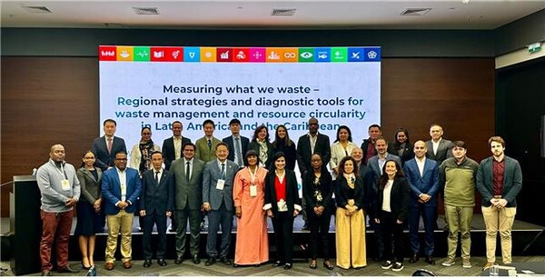 14일(현지시각) 브라질 상파울루에서 열린 WCEF2025 부대행사에서 한국환경공단 정재웅 자원순환이사(아래줄 왼쪽에서 네번째)가 주요 참가자들과 단체사진을 촬영하고 있다.