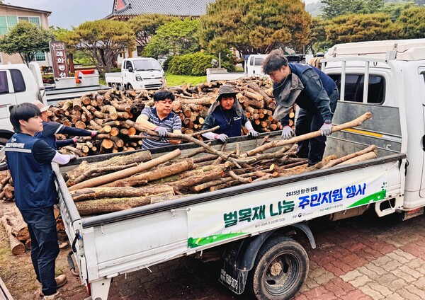 ▲한국환경보전원이 영산강·섬진강 수계 상수원 수질 개선을 위해 추진 중인 ‘매수토지 관리사업’의 일환으로, 총 30톤 규모의 벌목재가 지역 주민 및 취약계층 30가구에 무상 지원했다.
