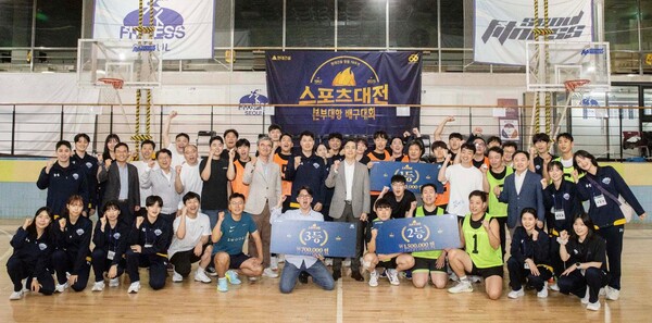 ▲본부대항 배구대전에서 1‧2‧3위를 차지한 팀이 시상식을 마친 후 현대건설 이한우 대표(가운데)를 비롯한 경영진, 현대건설 배구단과 함께 기념사진을 찍고 있다. 