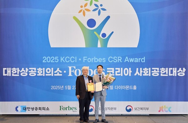 ▲한국환경공단 차광명 경영기획이사(오른쪽)가 27일 진행된 ‘2025 대한상의·포브스 사회공헌 대상 시상식’에서 ‘환경보전/생태환경 부문 대상’을 수상한 후 기념사진을 촬영하고 있다.