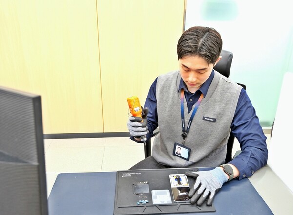 ▲ 삼성전자서비스 엔지니어가 전문 장비를 활용해 스마트폰 디스플레이 단품 수리를 하는 모습