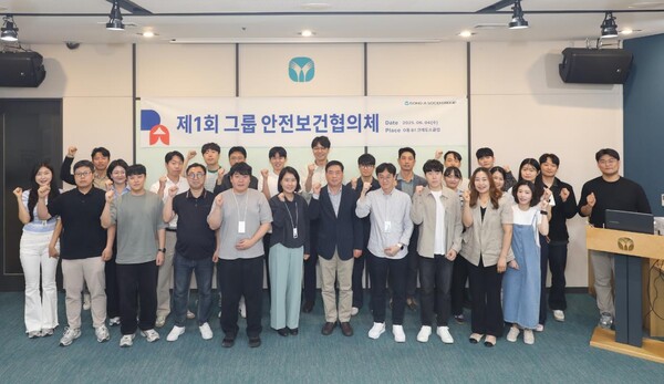 동아쏘시오그룹 안전보건 담당자들이 지난 4일 서울 동대문구 크레도스클럽에서 열린 ‘제1회 동아쏘시오그룹 안전보건협의체’에 참석해 기념촬영을 하고 있다.