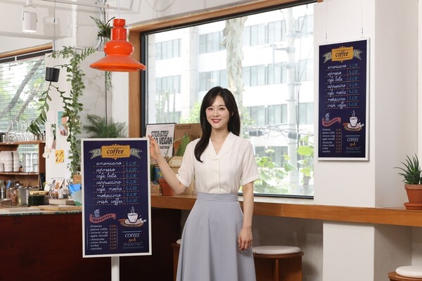 ▲ 삼성전자가 디지털 종이에 잉크 기술을 적용하는 방식의 초저전력 디스플레이 ‘삼성 컬러 이페이퍼’를 출시한다.