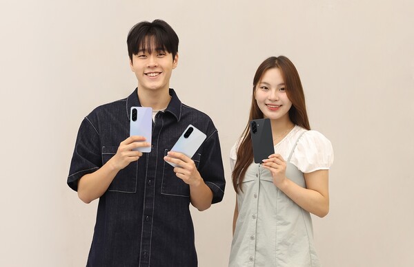 ▲ 삼성전자 모델들이 새롭게 출시한 ‘갤럭시 A36 5G’를 소개하는 모습