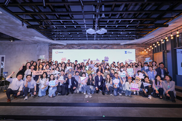 6월 10일(화) 오후, 드림플러스 강남에서 열린 발대식에서 한화생명 홍정표 커뮤니케이션실 부사장(첫줄 좌측에서 열번째), 대한암협회 이민혁 회장(첫줄 좌측에서 여섯번째) 및 암경험청년 돌봄 캠페인 2기 크루원들이 기념촬영을 하고 있다.