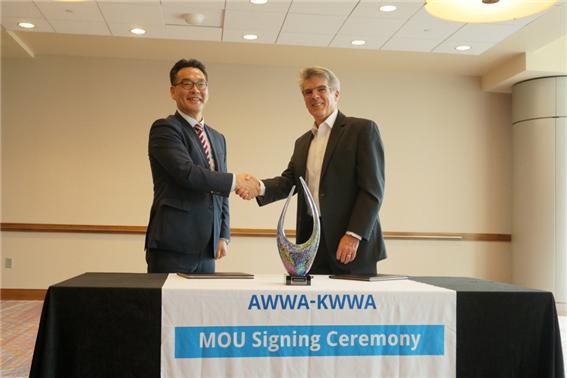 (사진=(좌)한국상하수도협회 유명수 상근부회장, (우)AWWA 데이비드 라프랑스 CEO)